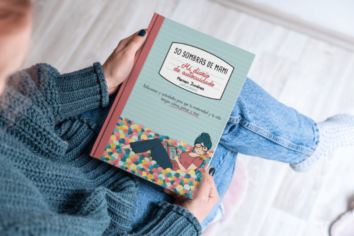 una chica sujeta el nuevo libro de Mamen Jiménez, que se titula Mi diario de autocuidado, y es para madres