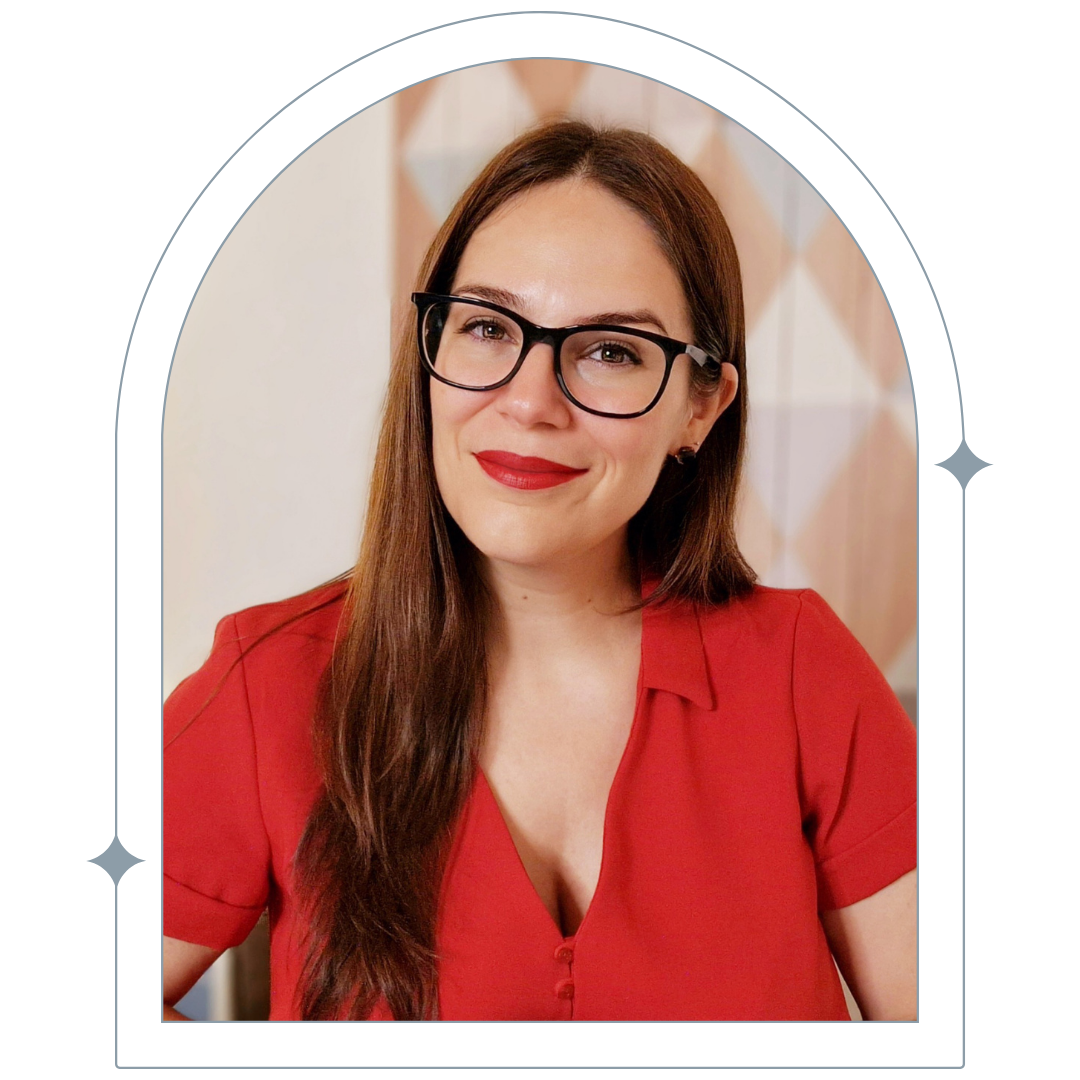 retrato de Mamen Jiménez con gafas y sonriendo