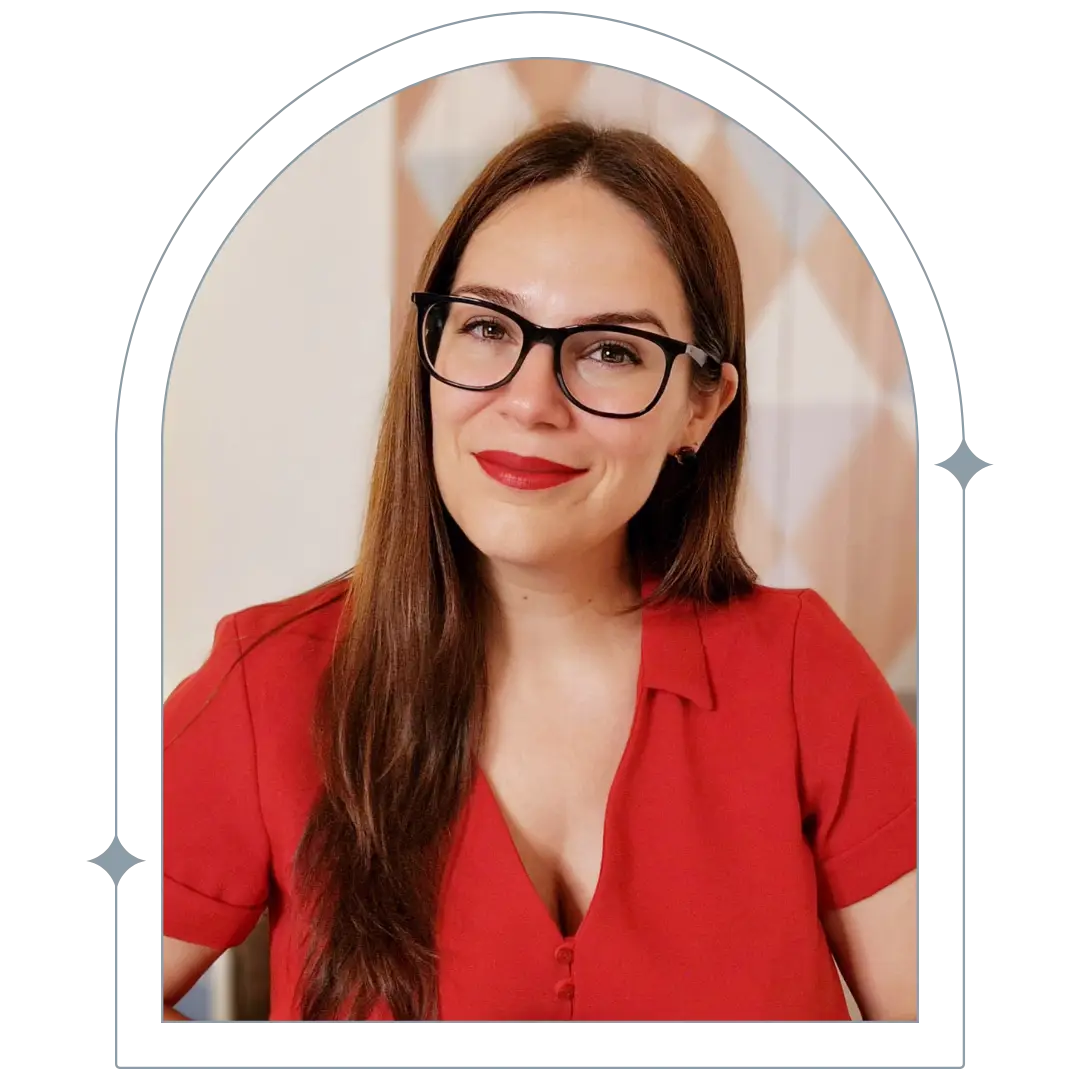 retrato de Mamen Jiménez con gafas y sonriendo