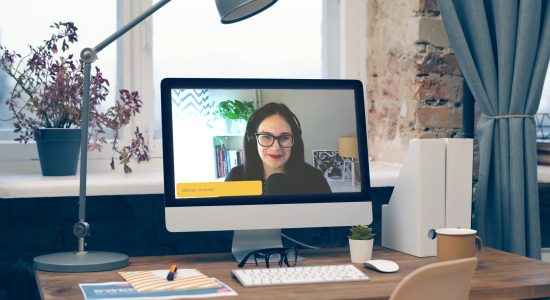 Aparece una mesa con un ordenador en el que en pantalla está Mamen Jiménez haciendo terapia online